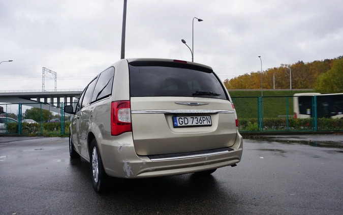 Chrysler Town &amp; Country cena 26990 przebieg: 247000, rok produkcji 2014 z Gdańsk małe 121